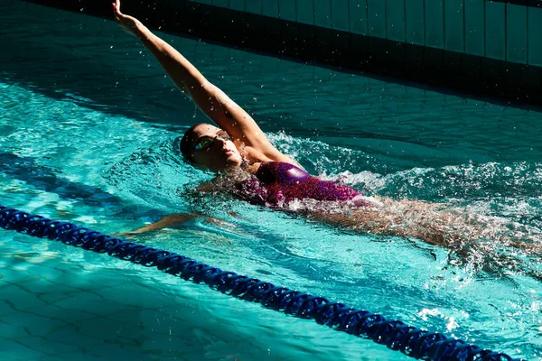Junge Schwimmerin Beim Training Becken Profi Schwimmer — Stockfoto