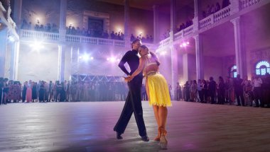 Çift dansçılar büyük profesyonel sahnede Latin dansı yapıyorlar..