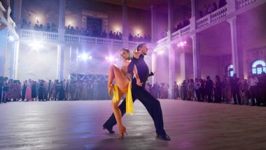 Çift dansçılar büyük profesyonel sahnede Latin dansı yapıyorlar..