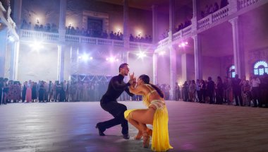 Çift dansçılar büyük profesyonel sahnede Latin dansı yapıyorlar..