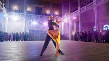 Çift dansçılar büyük profesyonel sahnede Latin dansı yapıyorlar..