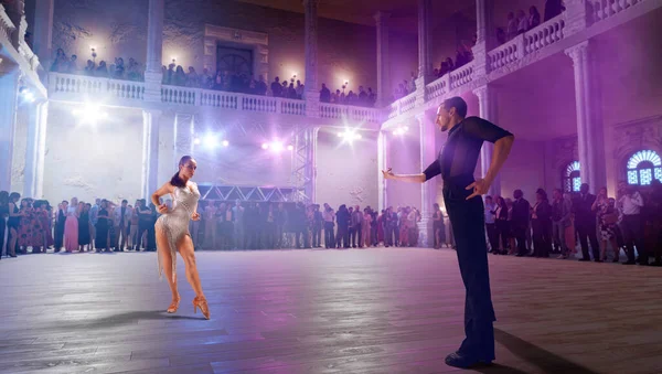 Couple Danseurs Effectuer Danse Latine Sur Grande Scène Professionnelle — Photo