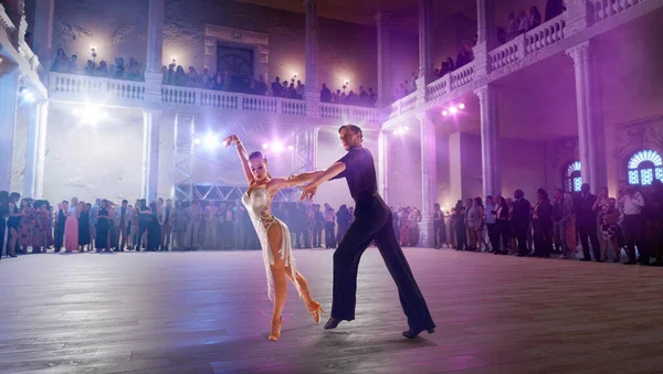 Пара Танцоров Танцуют Латинский Танец Большой Профессиональной Сцене — стоковое фото