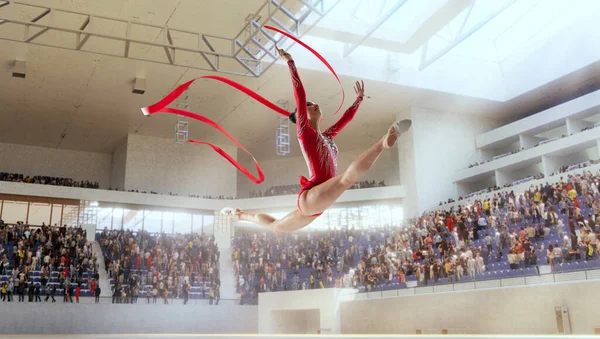 Gimnastyczka Rytmiczna Profesjonalnej Arenie — Zdjęcie stockowe