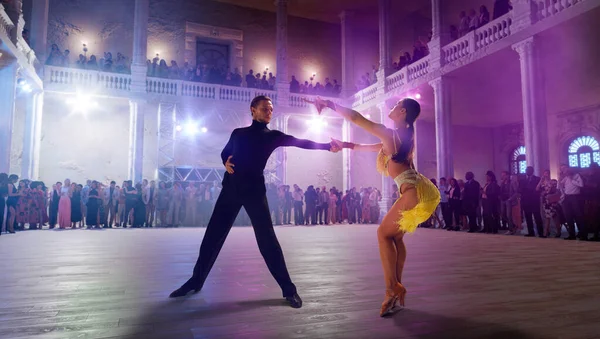 Pareja Bailarines Realizar Baile Latino Gran Escenario Profesional — Foto de Stock