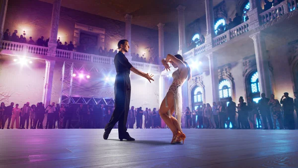 Casal Dançarinos Executar Dança Latina Grande Palco Profissional — Fotografia de Stock
