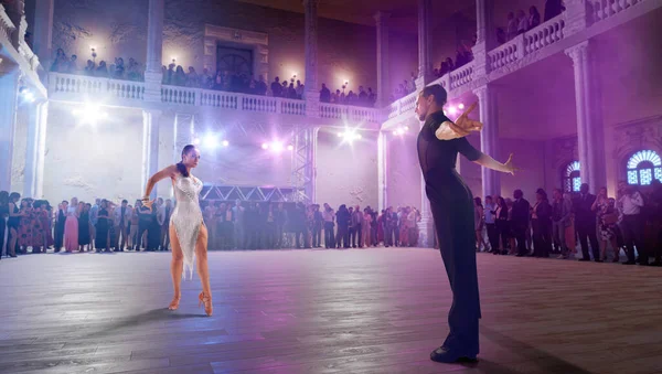 Couple Danseurs Effectuer Danse Latine Sur Grande Scène Professionnelle — Photo