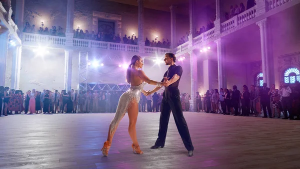 Pár Tanečníků Předvádí Latinský Tanec Velkém Profesionálním Pódiu — Stock fotografie