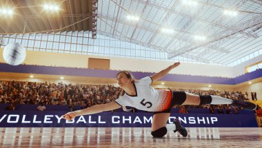 Profesyonel stadyumda kadın voleybol oyuncusu iş başında.