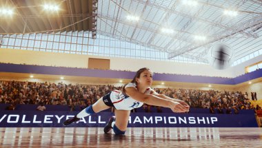 Profesyonel stadyumda kadın voleybol oyuncusu iş başında.