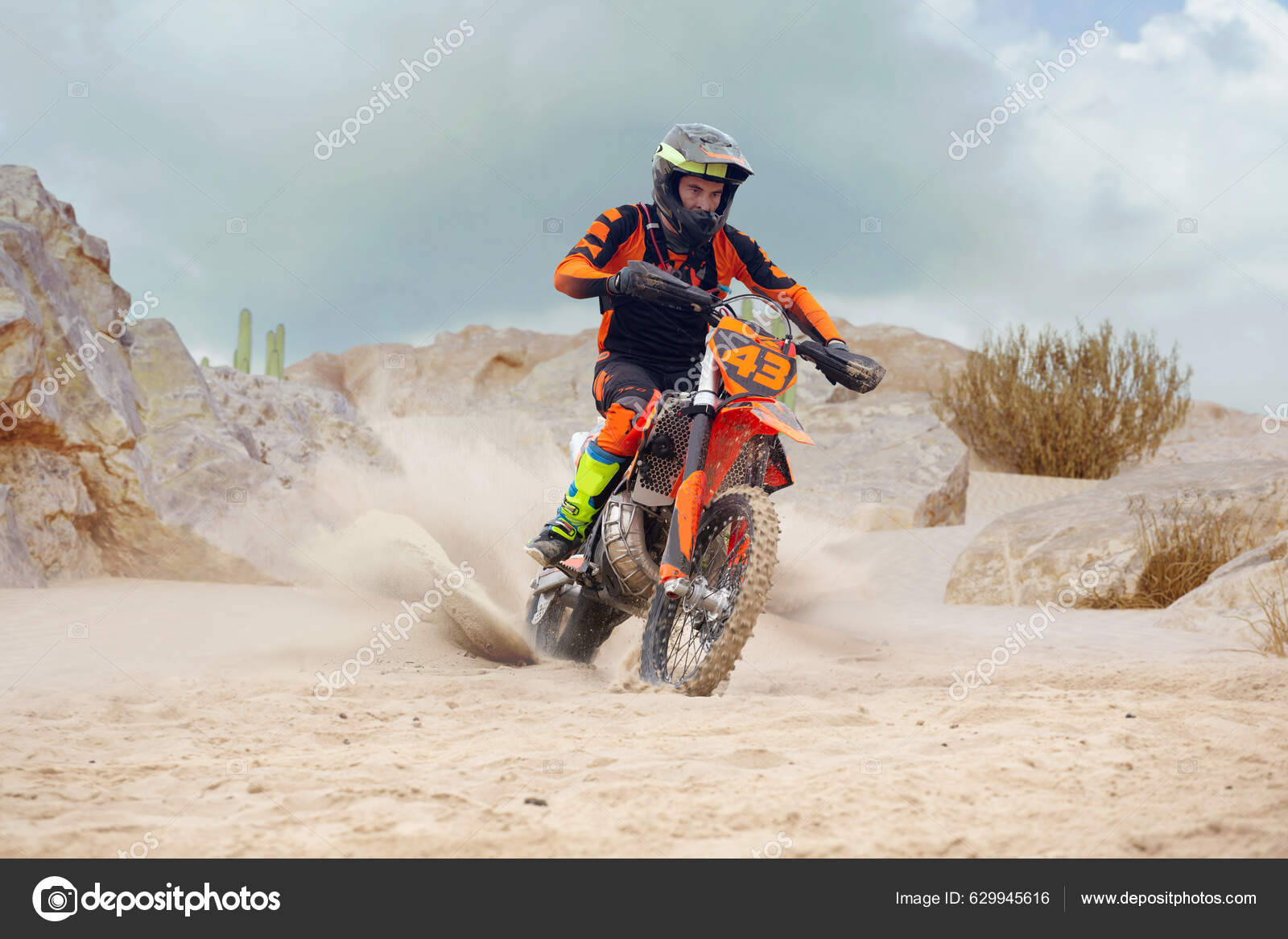 Joven Practica Andar Moto Tierra Salpicaduras Arena fotograf a de