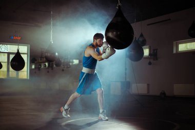 Boks salonunda boksör eğitimi.
