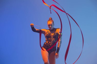 Ritmik jimnastik iş başında. Ritmik jimnastikçi kadın stüdyoda dans ediyor..