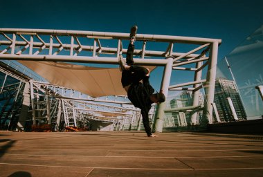 Erkek break dansçı gün batımında dans ediyor