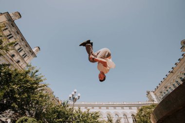 Parkour. Şehirde atlet numarası yapıyor..