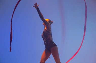 Ritmik jimnastik iş başında. Ritmik jimnastikçi kadın stüdyoda dans ediyor..