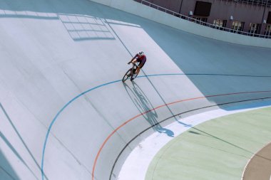 Bisiklet pistinde bisikletçi eğitimi