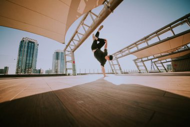 Erkek break dansçı gün batımında dans ediyor