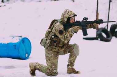 Askeri eğitim. Kadın taktiksel atıcılık eğitimi.