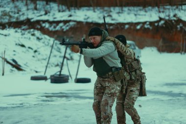 Askeri eğitim. Erkek ve kadın taktiksel çatışma eğitimi.