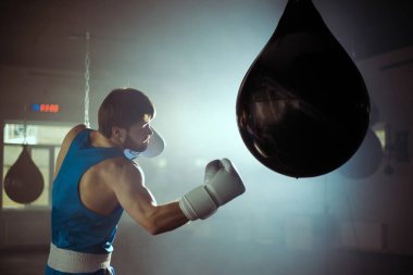 Boks salonunda boksör eğitimi.