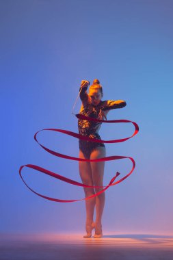 Ritmik jimnastik iş başında. Ritmik jimnastikçi kadın stüdyoda dans ediyor..