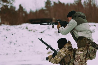 Askeri eğitim. Erkek ve kadın taktiksel çatışma eğitimi.
