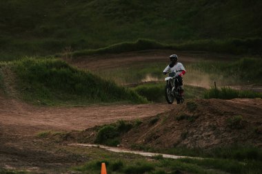 FMX sürücüsü motosiklet sürüyor