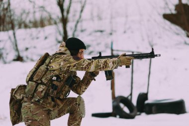Askeri eğitim. Kadın taktiksel atıcılık eğitimi.