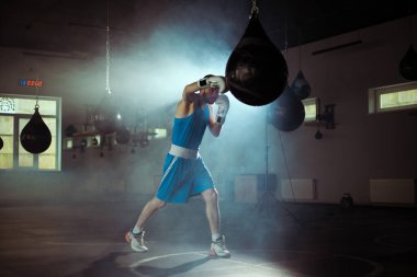 Boks salonunda boksör eğitimi.