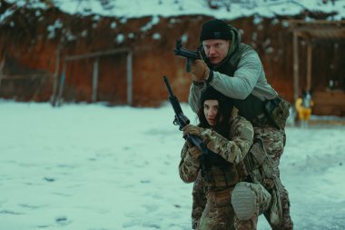 Askeri eğitim. Erkek ve kadın taktiksel çatışma eğitimi.