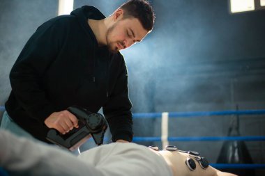 Spor masaj terapisti masaj ve kayıt yapıyor.