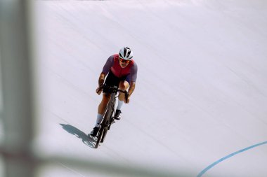 Bisiklet pistinde bisikletçi eğitimi