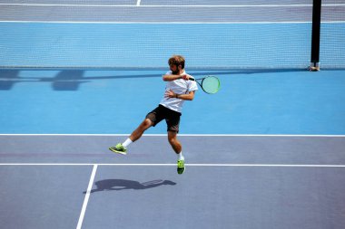 Profesyonel tenis kortunda tenis oyuncusu eğitimi