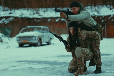 Askeri eğitim. Erkek ve kadın taktiksel çatışma eğitimi.