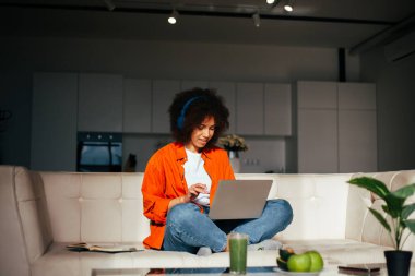 Evde çalışan kız serbest meslek