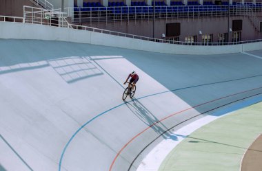 Bisiklet pistinde bisikletçi eğitimi