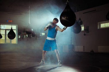 Boks salonunda boksör eğitimi.
