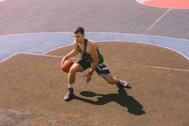 Erkek basketbolcu ringe top atıyor