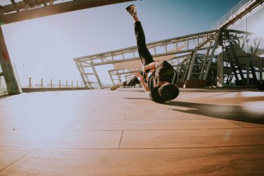 Erkek break dansçı gün batımında dans ediyor