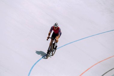 Bisiklet pistinde bisikletçi eğitimi