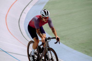 Bisiklet pistinde bisikletçi eğitimi