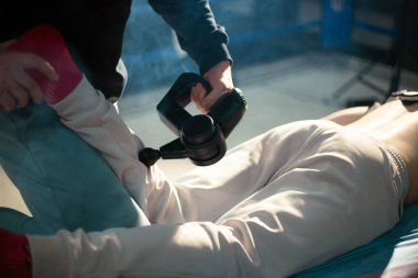 Spor masaj terapisti masaj ve kayıt yapıyor.