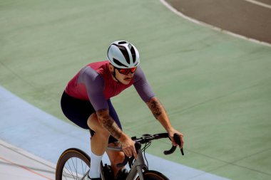 Bisiklet pistinde bisikletçi eğitimi