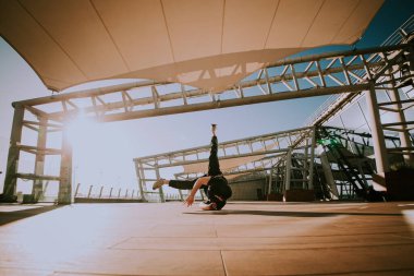 Erkek break dansçı gün batımında dans ediyor