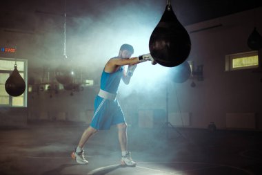 Boks salonunda boksör eğitimi.
