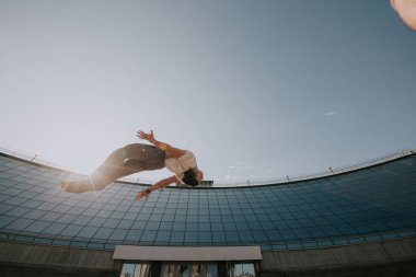 Parkour. Şehirde atlet numarası yapıyor..