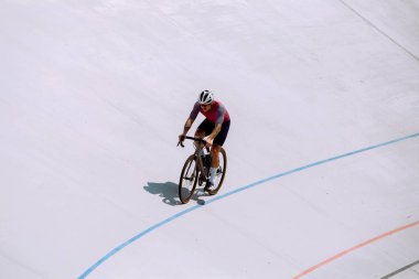Bisiklet pistinde bisikletçi eğitimi