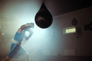 Boks salonunda boksör eğitimi.