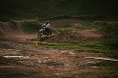 FMX sürücüsü motosiklet sürüyor